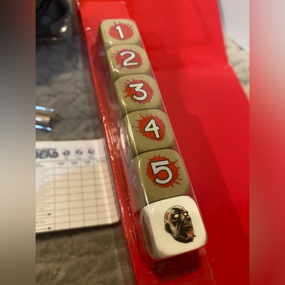 2014 🧟‍♂️COLLECTOR'S EDITION TWD YAHTZEE🧟‍♀️ - Picture 9 of 9